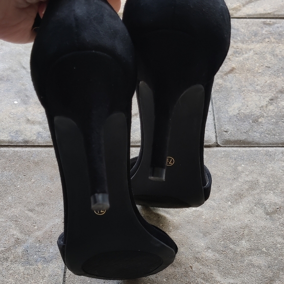 🛑SOLD🛑 Lulu's black heels - Picture 4 of 7